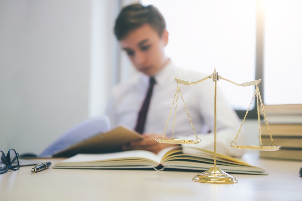 Comment devenir avocat en droit du commerce électronique