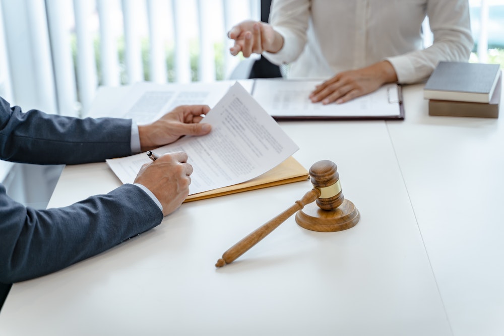 Les Implications Juridiques des Visites et Saisies Domiciliaires: Un Guide Pratique