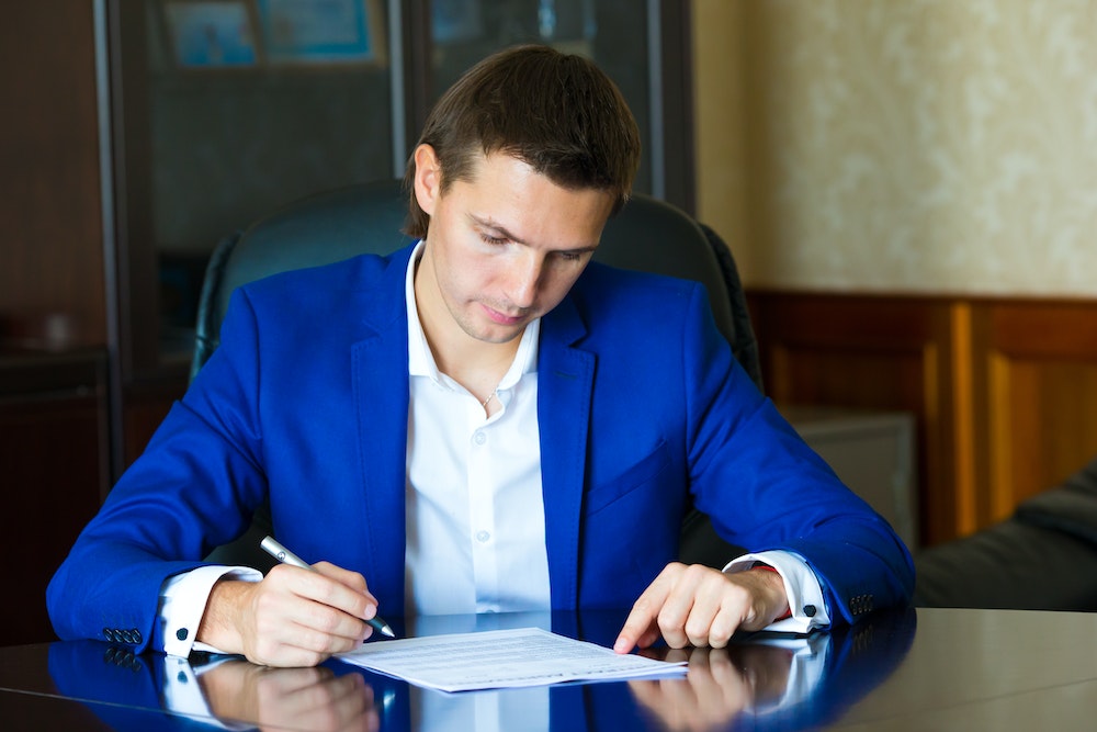 Implications juridiques des contrats de travail : un guide exhaustif
