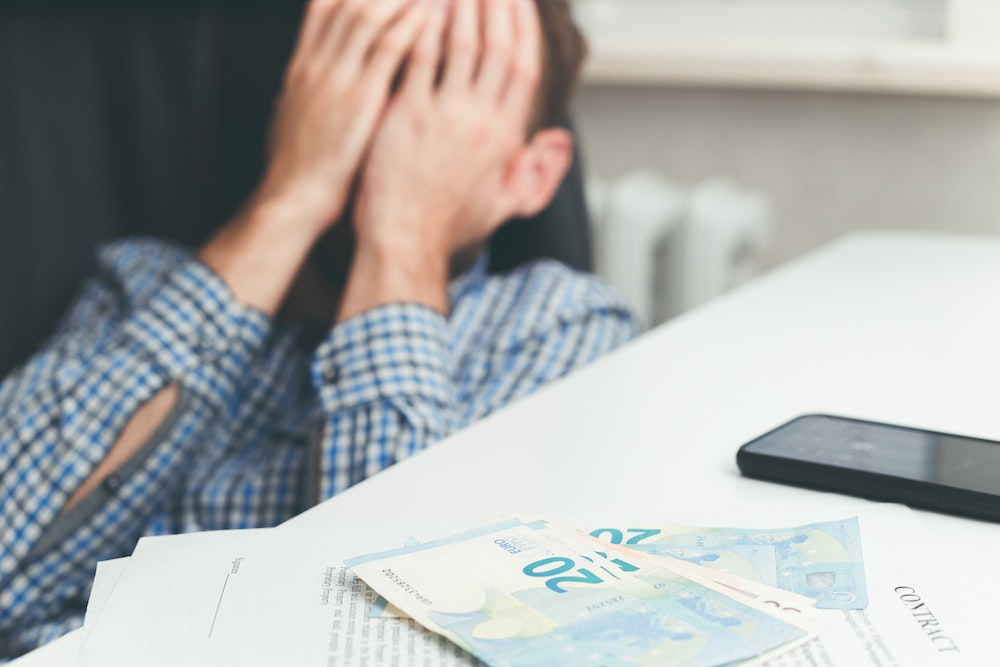 Victime d'escroquerie : comment réagir et se protéger juridiquement ?
