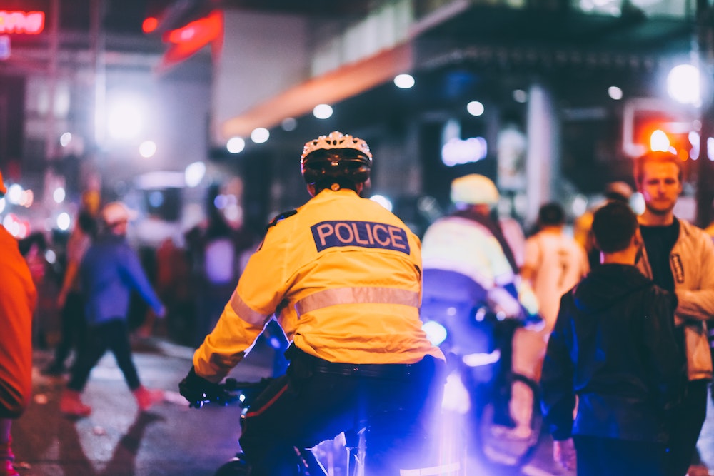 Porter plainte contre la police : Comment défendre ses droits face aux abus de pouvoir