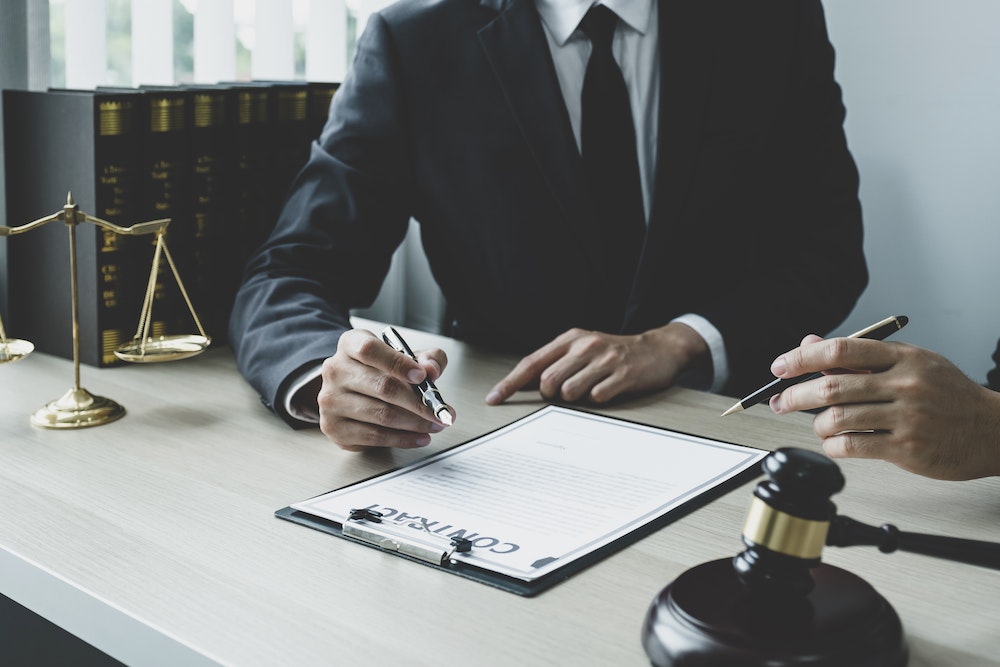 Aspects juridiques de la reprise d'entreprise : conseils et étapes clés pour se lancer
