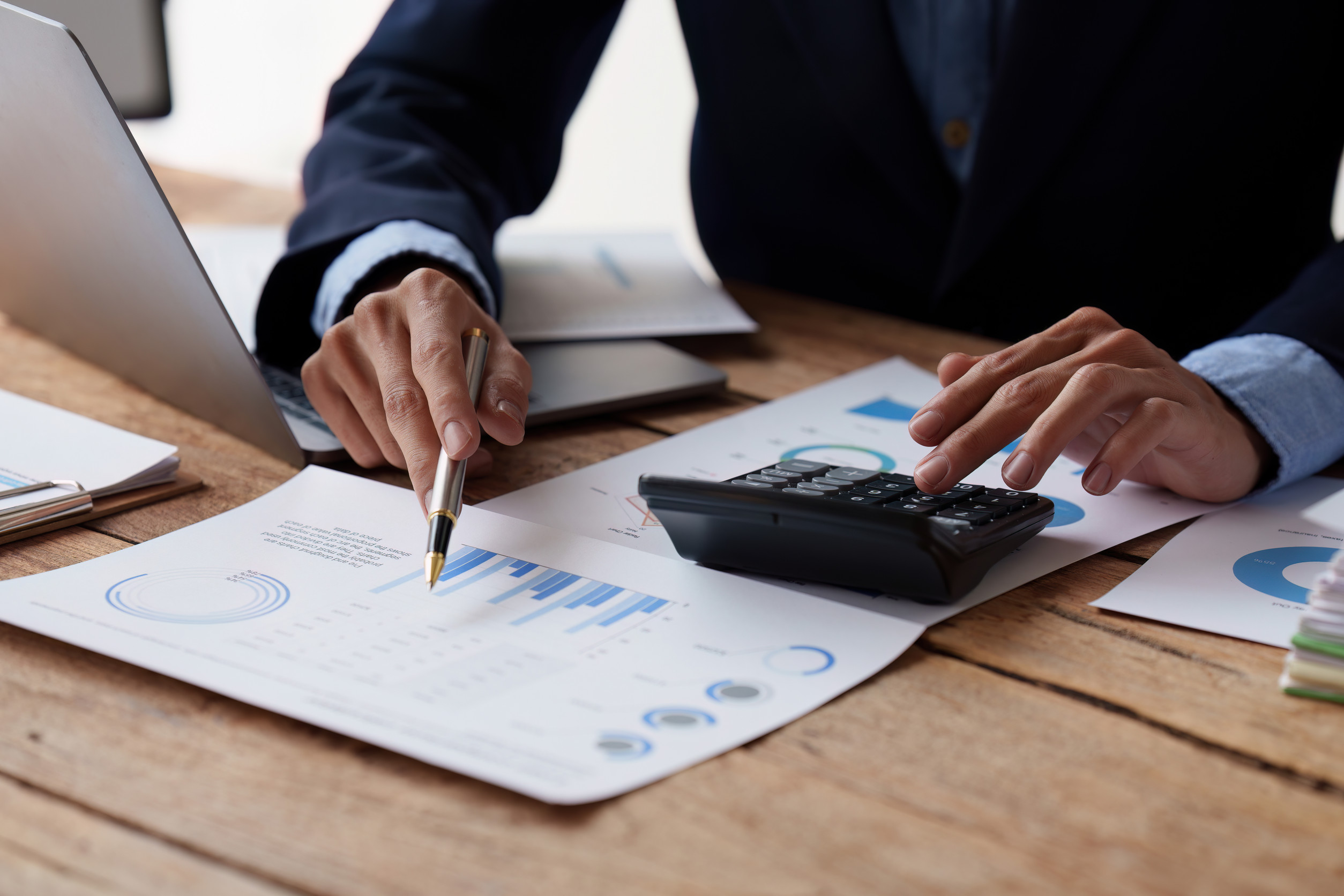 Quels sont les avantages de solliciter les services d’un conseiller financier qui travaille à l’honoraire et sans commission ?